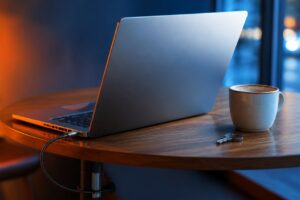 ochrona przed kradzieżą macbooka w miejscach publicznych